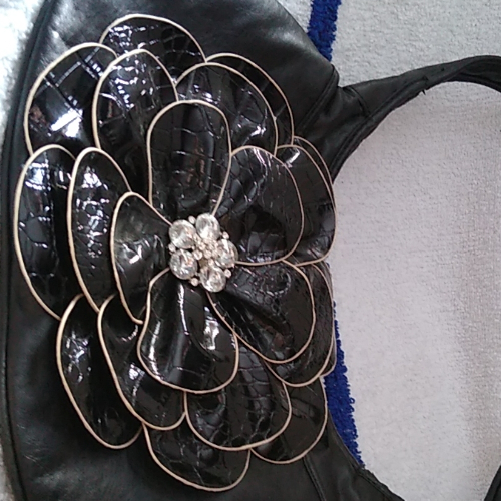 Black hand bag with big flower on it - Picture 1 of 6